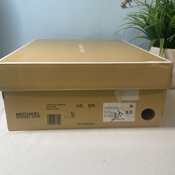 New in Box - Michael Kors Bootie Size 5 - Picture 5 of 5